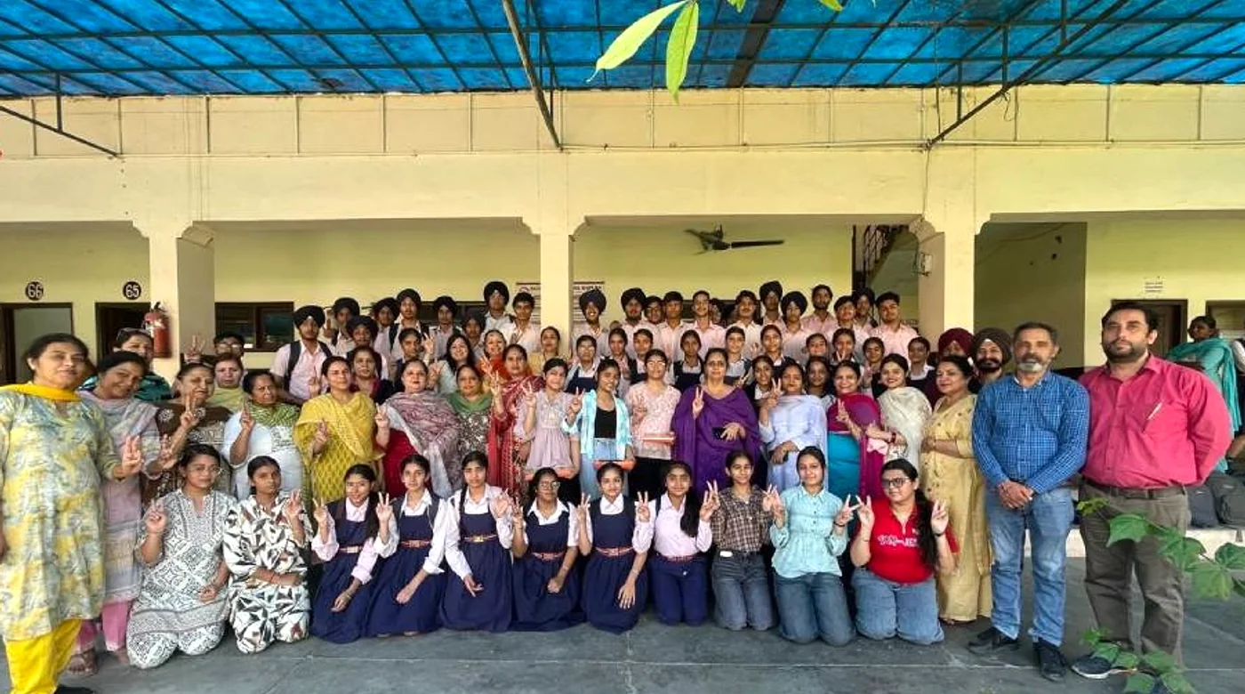Students and staff together on campus